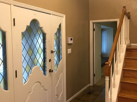 Spacious entry w/ stairwell