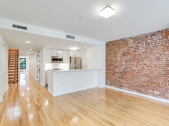 4th image of 230 W 75th St APT 4