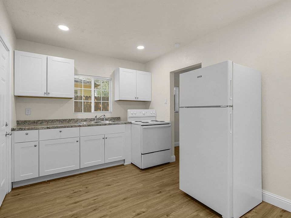 1st image of 2926-2928 Favretto Ave