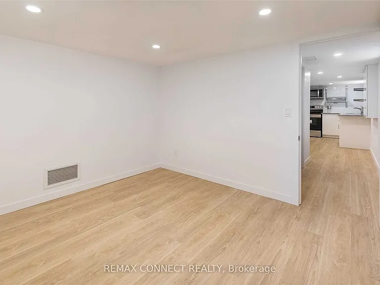1370 Woodbine Ave #LOWER — Photo 8
