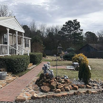 Beautiful lawn n porch