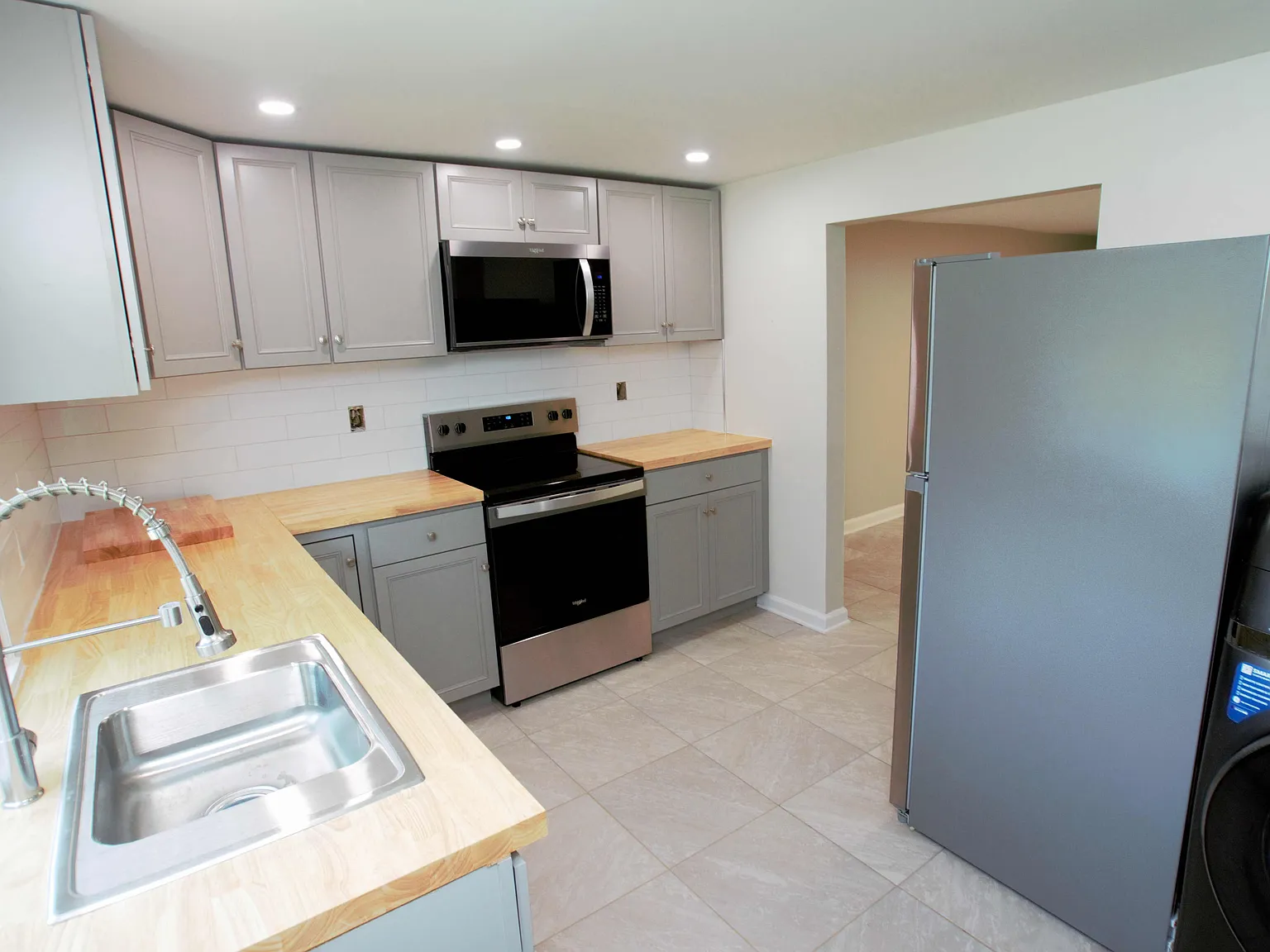 2 bed, 1025 sqft, $1,800 — Photo 2