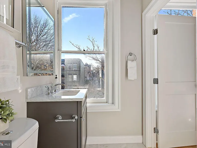 710 E St SE #FIVE — Photo 13