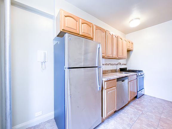 4th image of 301 E 38th St APT 6E