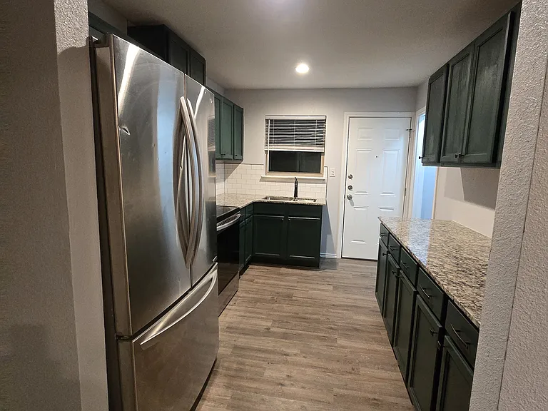 902 Estelle Ave — Photo 9