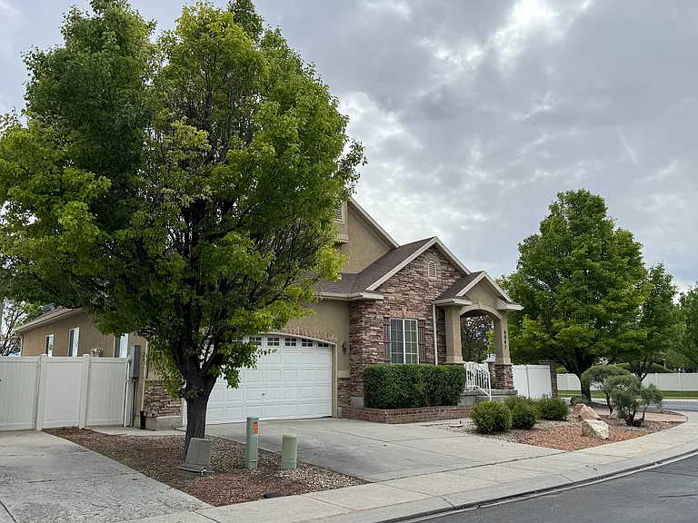 4047 W Hollandia Ln — Photo 1