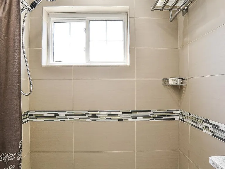 Full size tub w tile and glass accents