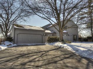 40 Club Cir, Lake Barrington, IL 60010