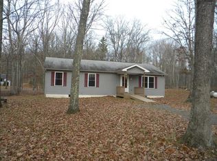 112 Woodledge Hills Dr, Hawley, PA 18428