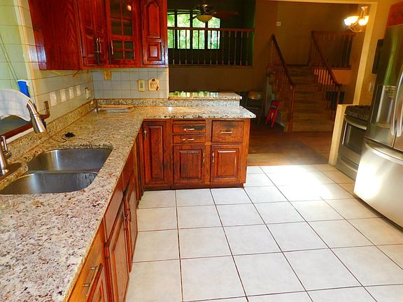 4th image of 2091 Oakridge St