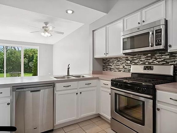 3rd image of 7 W Brownstone Way