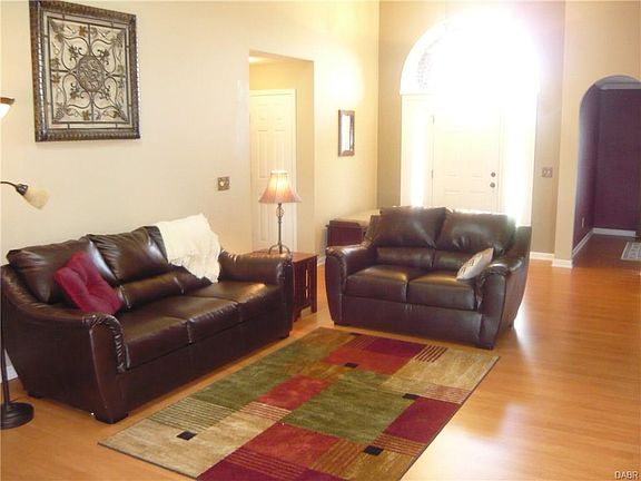 4th image of 890 Orville Way
