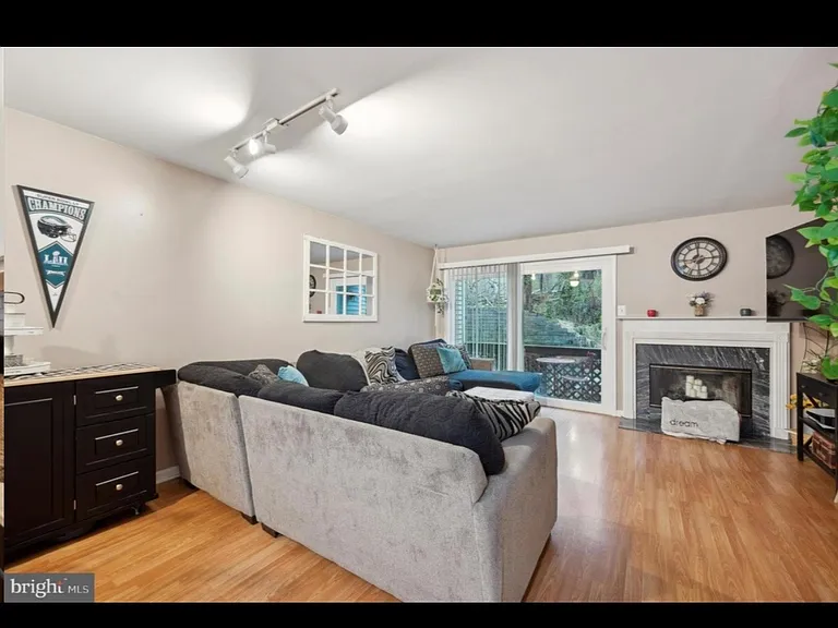 338 Cashel Ct — Photo 9