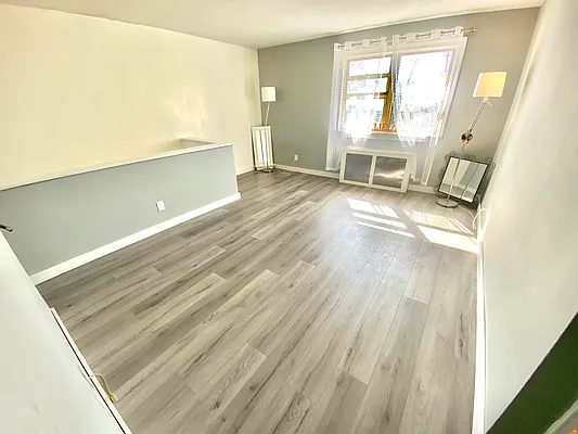 Sold by Winzone Realty Inc | media 8