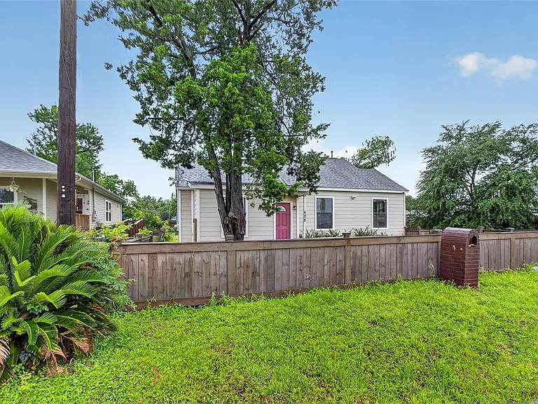 428 Van Molan St — Photo 2