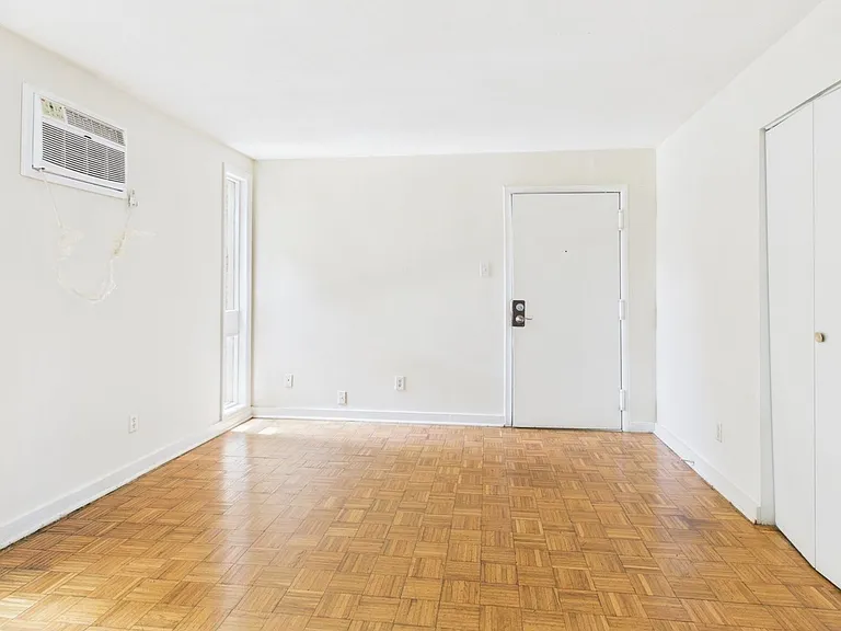 Forest Square Apartments — Photo 26