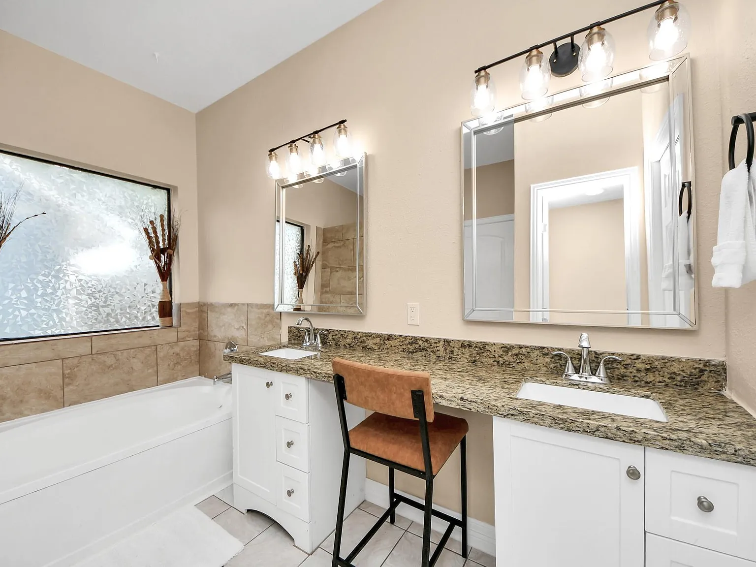 4 bed, 2.5 bath, 2180 sqft, $4,000 — Photo 3