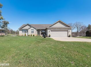 706 Sunnybeach Dr, White Lake, MI 48386