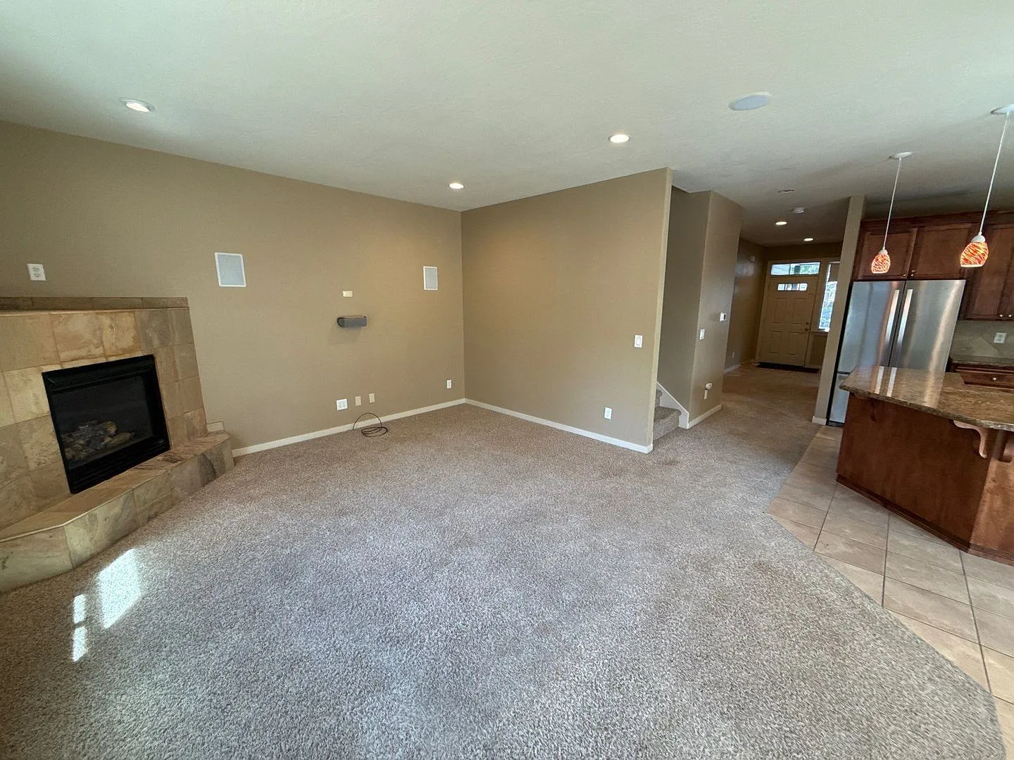 3 bed, 3.0 bath, 2292 sqft, $2,450 — Photo 2