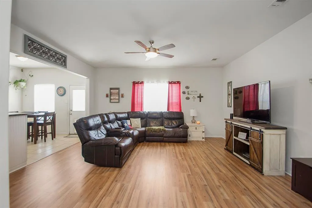 4 bed, 2.5 bath, 2121 sqft, $2,600 — Photo 2