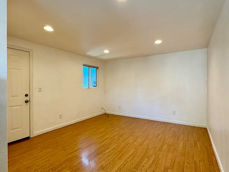 362 Irving Ave #C — Photo 1
