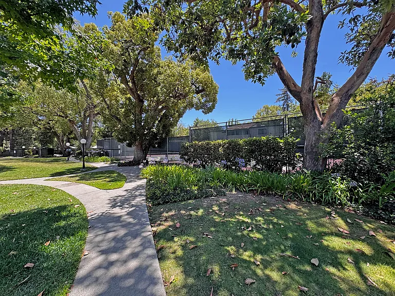 542 N Orange Grove Blvd — Photo 25