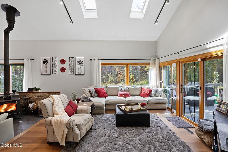 4th image of 994 Hatlee Road