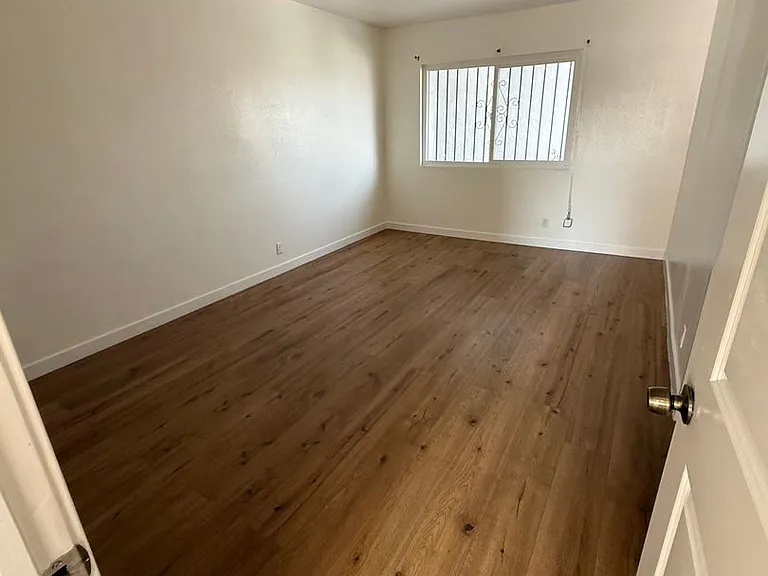 10705 S Figueroa St #7 — Photo 11