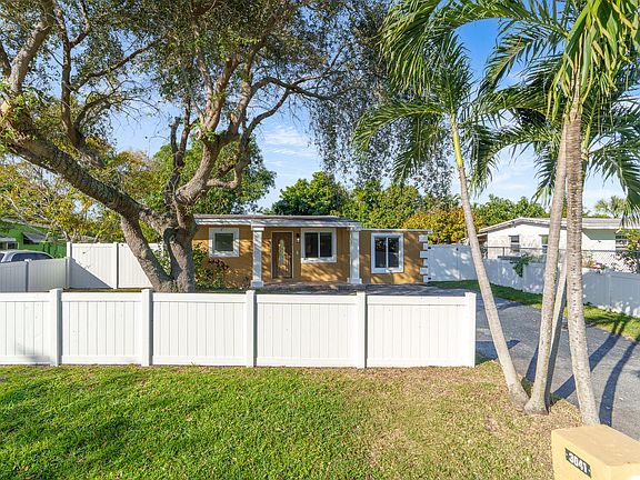 2nd image of 3041 E Palm Drive