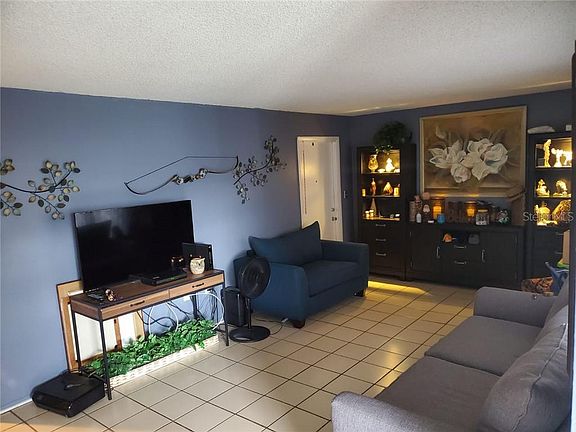 4th image of 1020 N Plantation Dr #B4