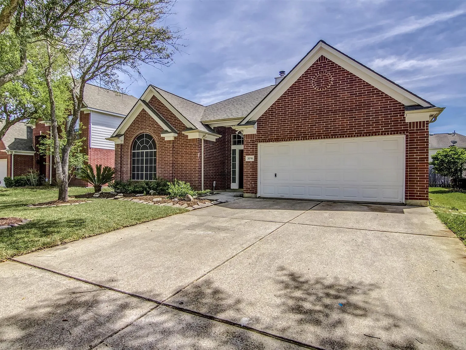4 bed, 2.0 bath, 2204 sqft, $2,400 — Photo 2