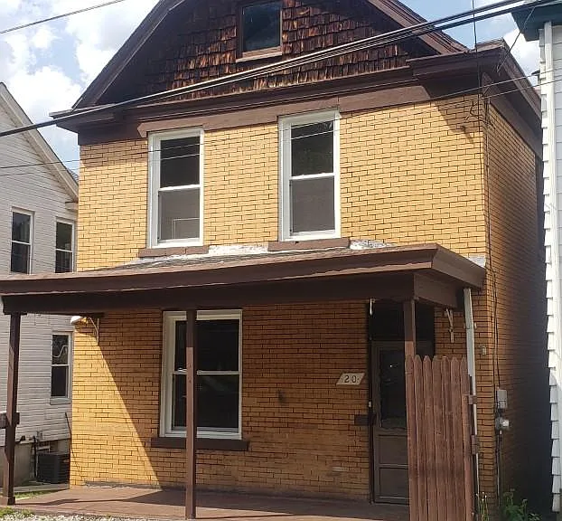20 Beyrleye Ave — Photo 2