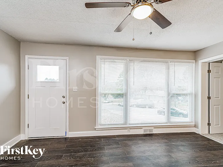 1104 Raynor St — Photo 2