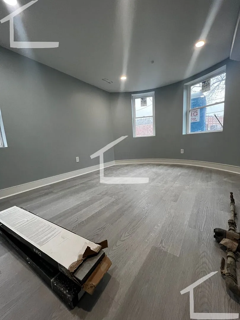 Charming 3 Bedroom-No Broker Fee — Photo 3