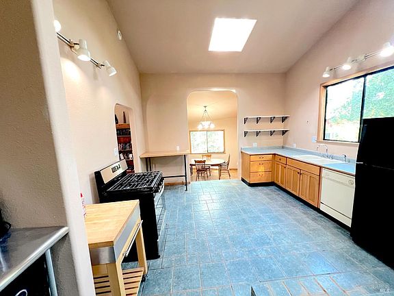 4th image of 4000 Ridgewood Road