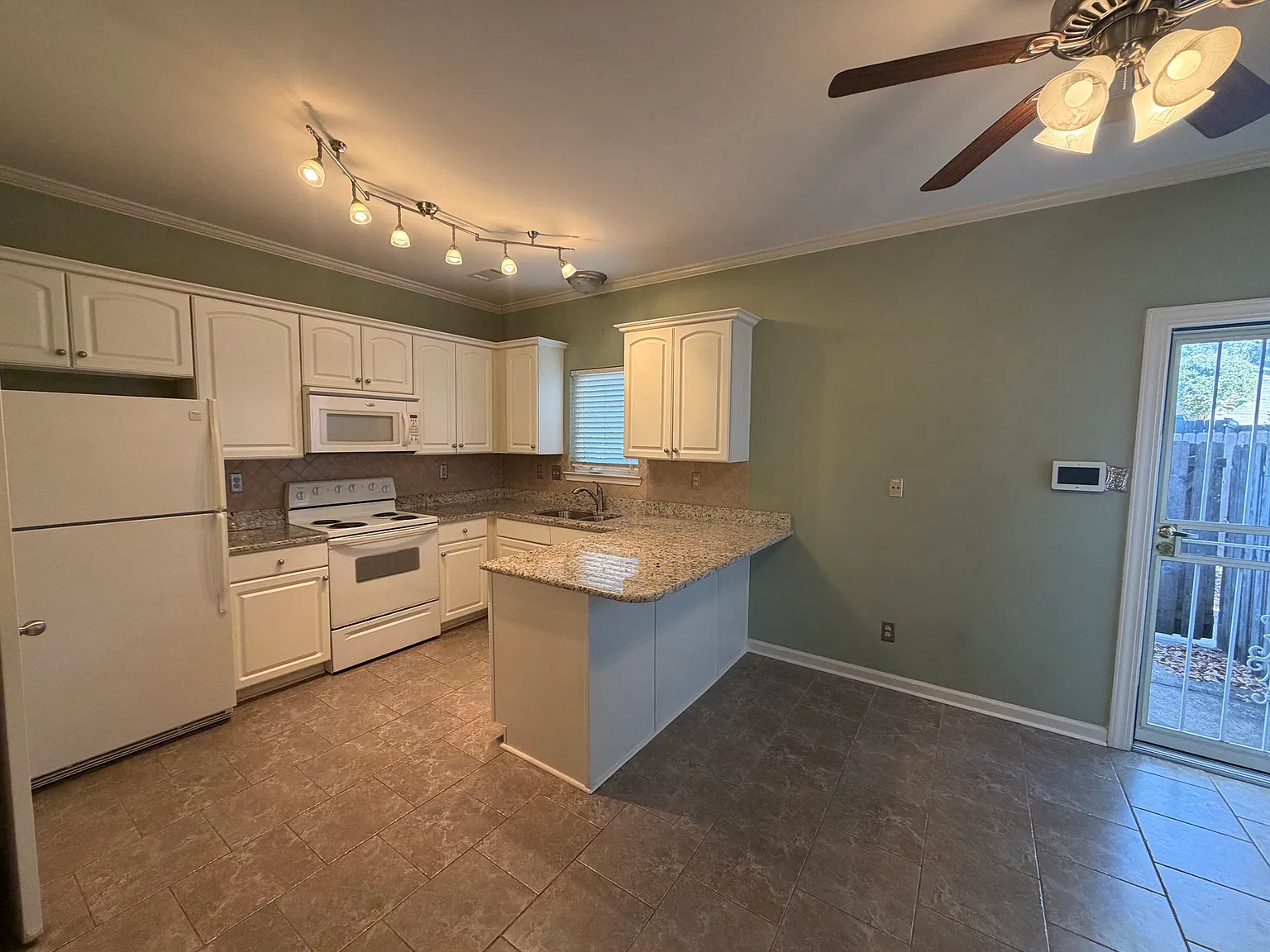 2 bed, 2.5 bath, 1320 sqft, $1,700 — Photo 2