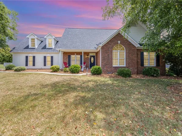 7604 Haw Meadows Dr, Kernersville, NC 27284