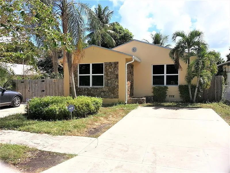 2 bed, 1.0 bath, 1540 sqft, $2,300 — Photo 2
