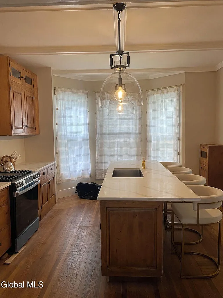 4 bed, 2.5 bath, 2088 sqft, $4,000 — Photo 3