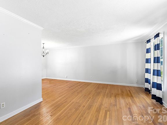 5th image of 121 E Summersby St