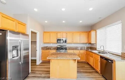 3 bed, 2.0 bath, 2020 sqft, $1,200 — Photo 4