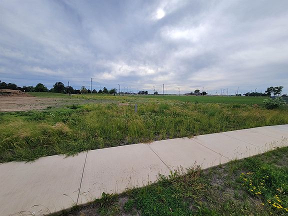 5th image of 16 Pointe Blvd