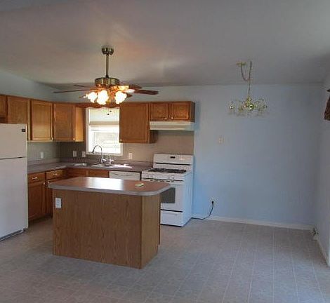 3rd image of 58 Pamela Dr