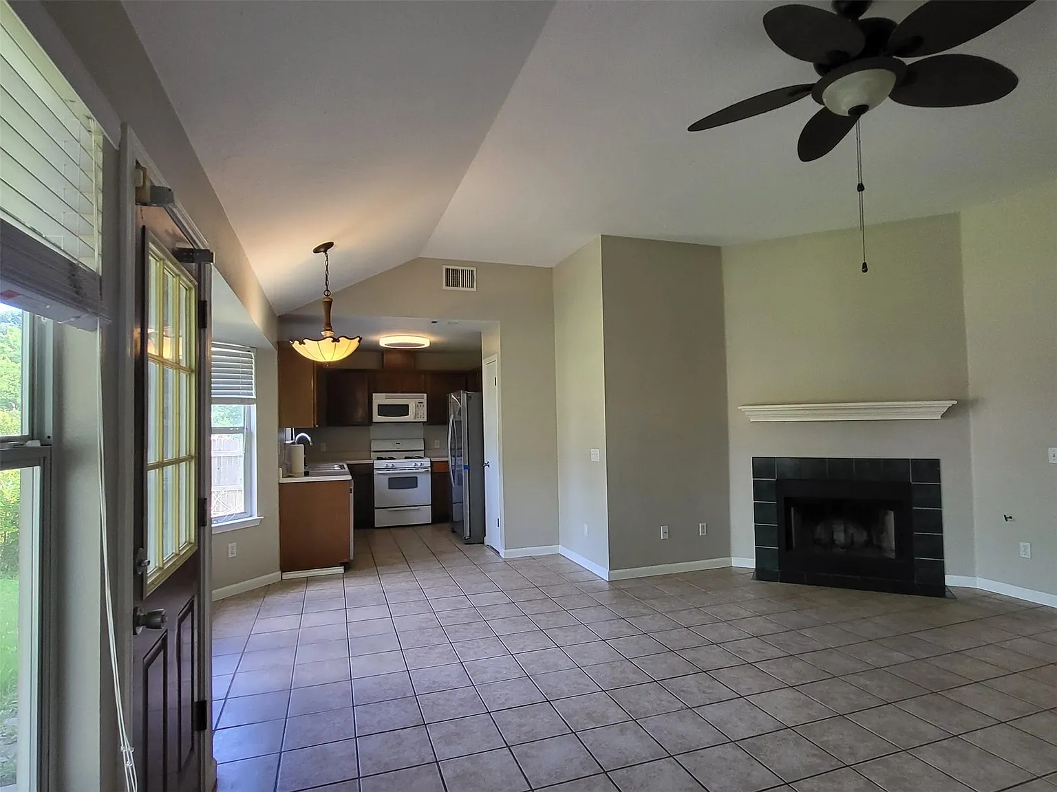 3 bed, 2.0 bath, 1350 sqft, $1,850 — Photo 4
