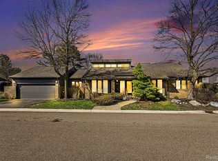 5950 Pinetree Dr, West Bloomfield, MI 48322