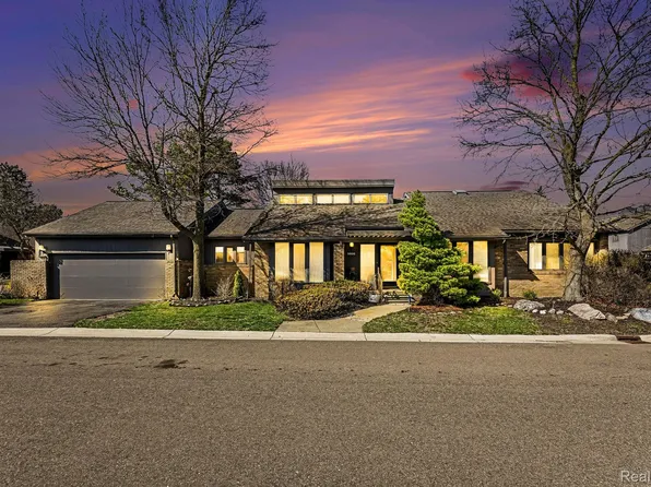 5950 Pinetree Dr, West Bloomfield, MI 48322
