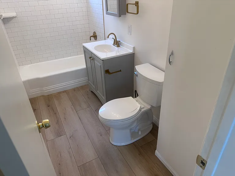 Sussex House Apartments — Photo 41