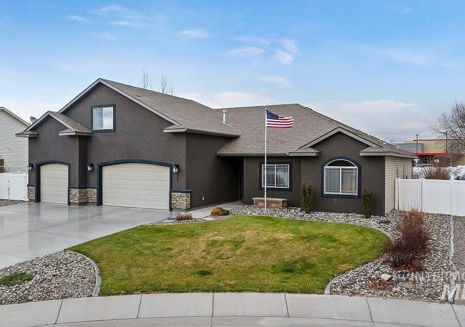 1st image of 921 Ballard Ln