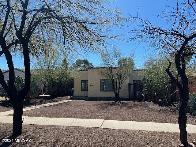3 bed, 1.0 bath, 912 sqft, $1,500 — Photo 2