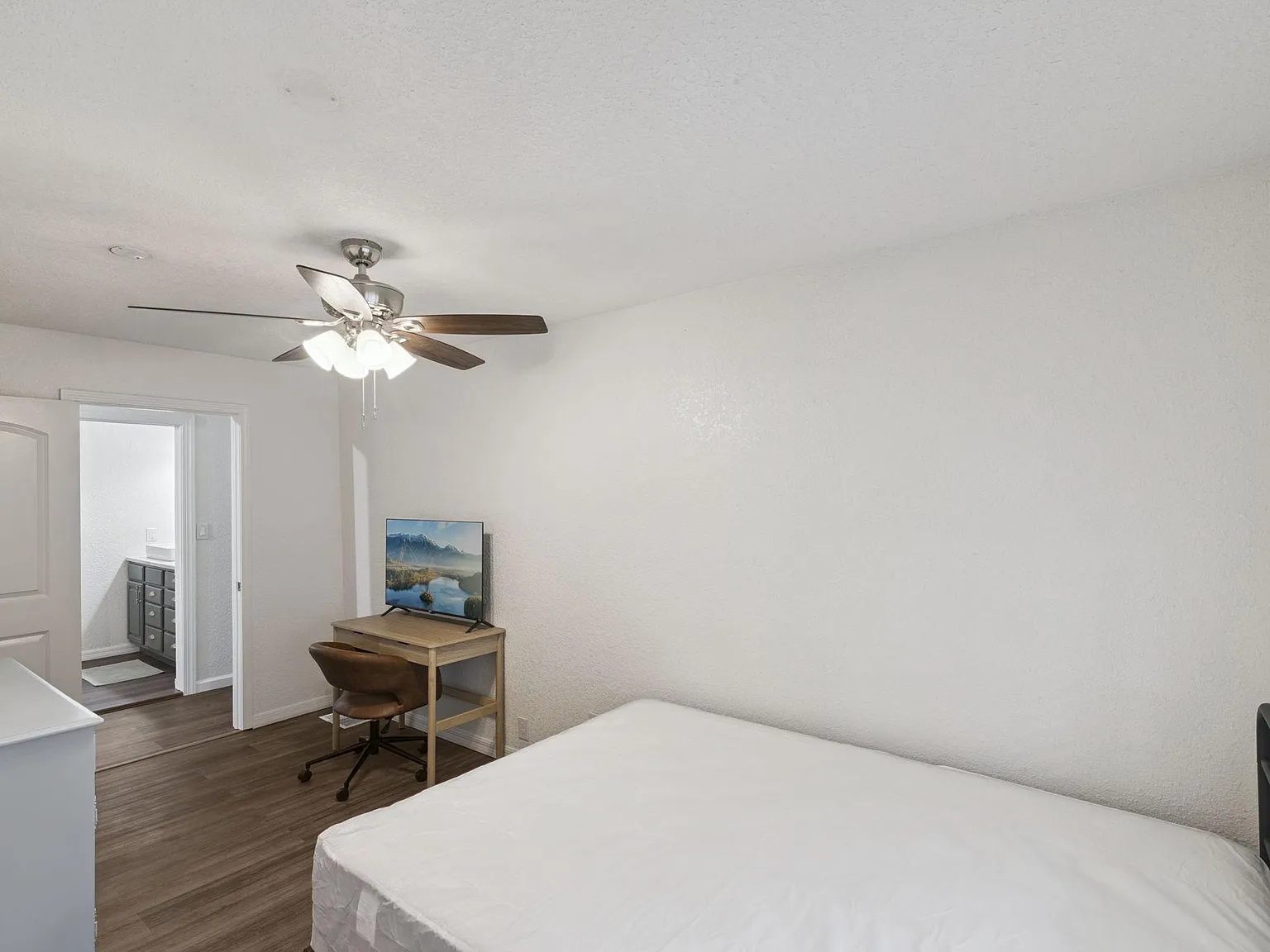 4 bed, 2.0 bath, 2540 sqft, $1,014 — Photo 4